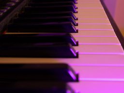 Klavier im violetten Licht